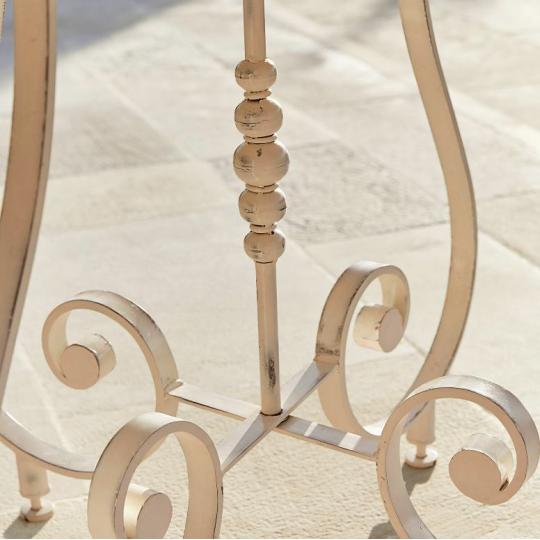 opotrebovane zelezne nohy biely zahradny stol vonkajsie dreveny okruhly stol vintage kovane nohy provensalsky country provensalsky vidiek.jpg